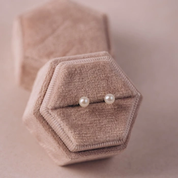 Kolczyki złote z białymi perłami - 585 - sztyfty