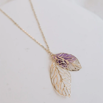 Złoty naszyjnik z emaliowanym liściem – próba 585