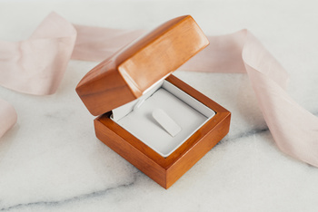 Opakowanie na pierścionek zaręczynowy- drewno i ekoskóra 1.2