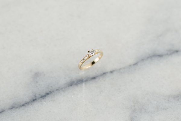 Klasyczny pierścionek zaręczynowy , niehaczący