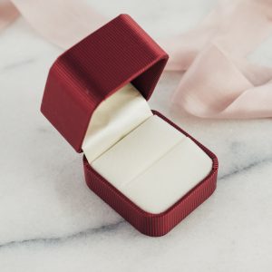 Opakowanie na pierścionek zaręczynowy bordowe, materiałowe.