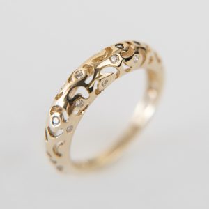 Ażurowy pierścionek z brylantami